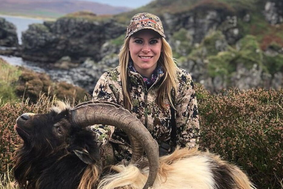 Apresentadora posa ao lado de animais mortos que caçou e gera revolta