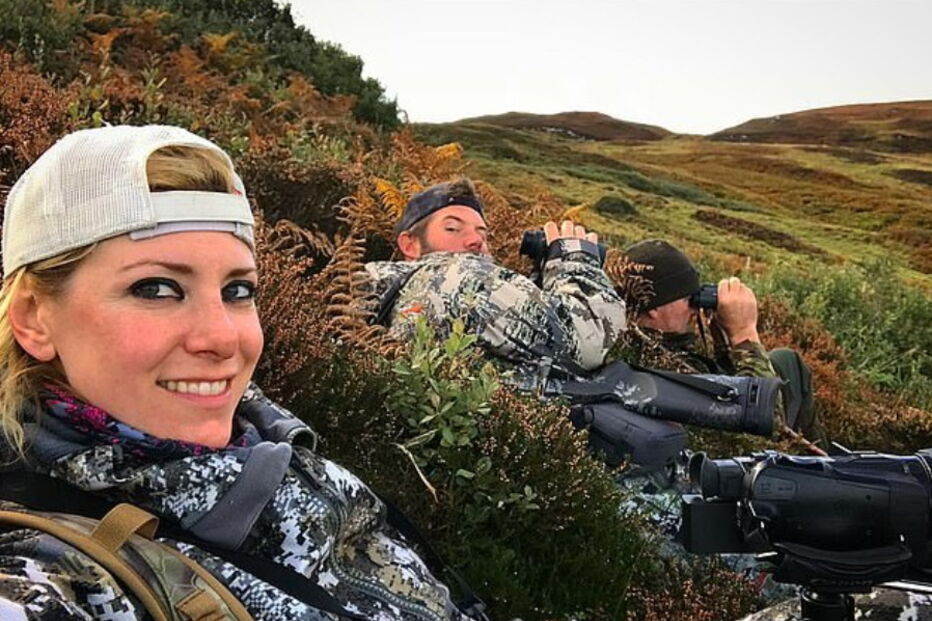 Apresentadora posa ao lado de animais mortos que caçou e gera revolta