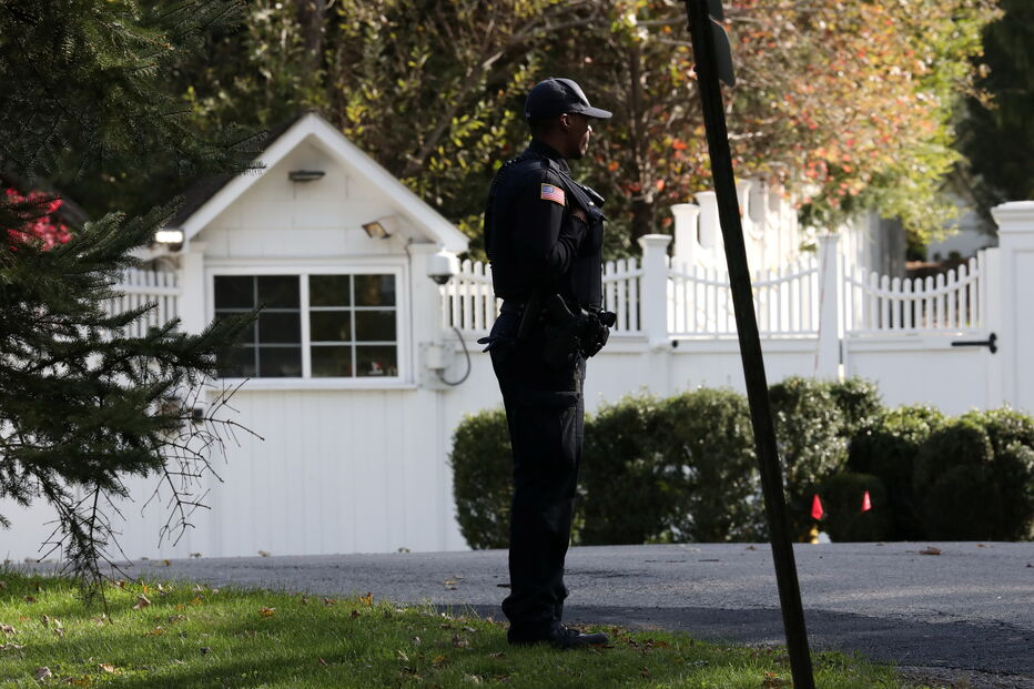 Aparato policial à porta da casa nova-iorquina de Hillary e Bill Clinton
