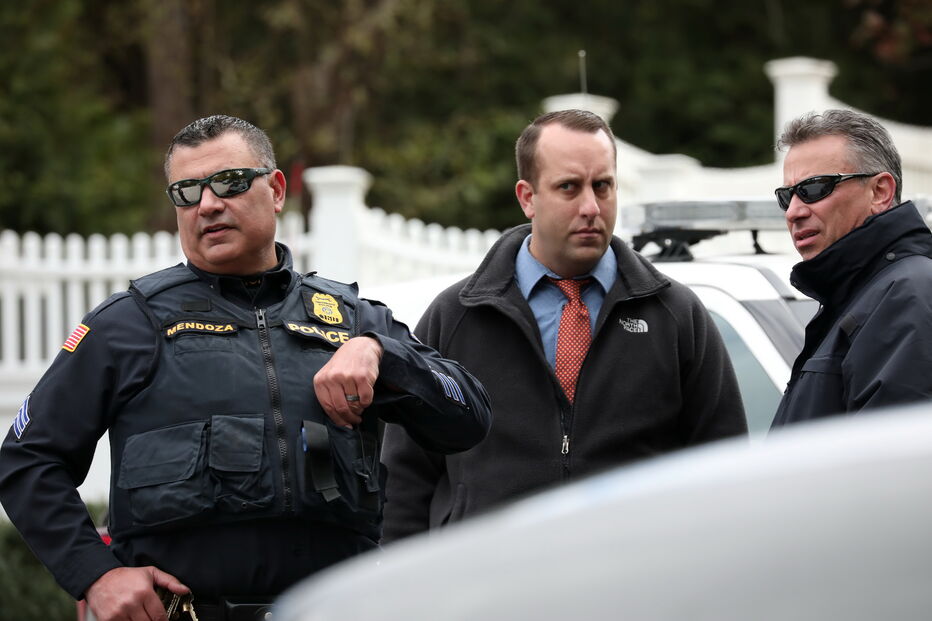 Aparato policial à porta da casa nova-iorquina de Hillary e Bill Clinton