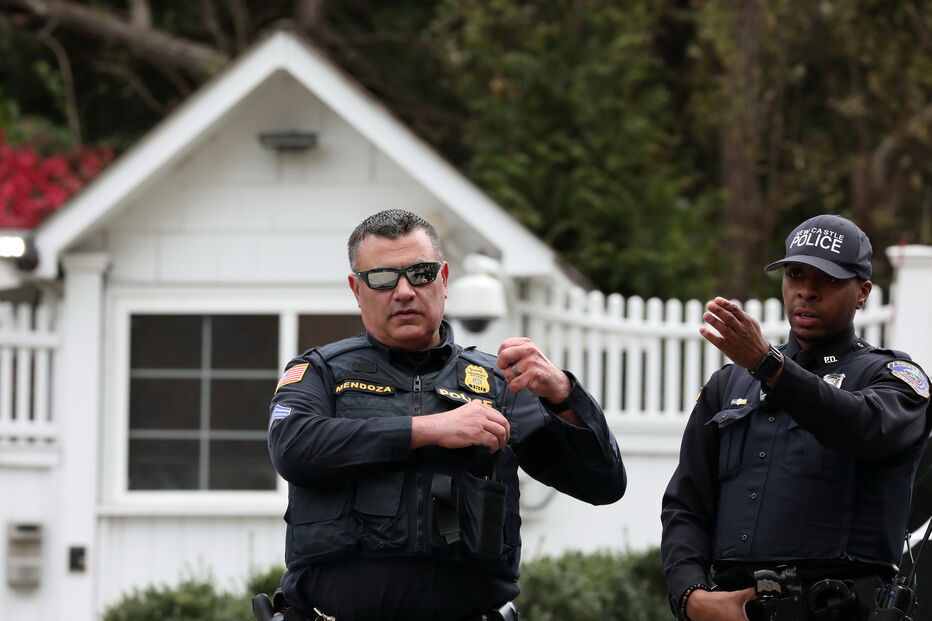 Aparato policial à porta da casa nova-iorquina de Hillary e Bill Clinton