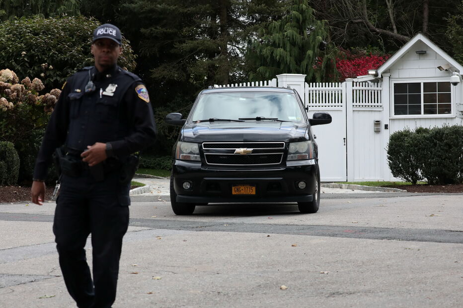 Aparato policial à porta da casa nova-iorquina de Hillary e Bill Clinton
