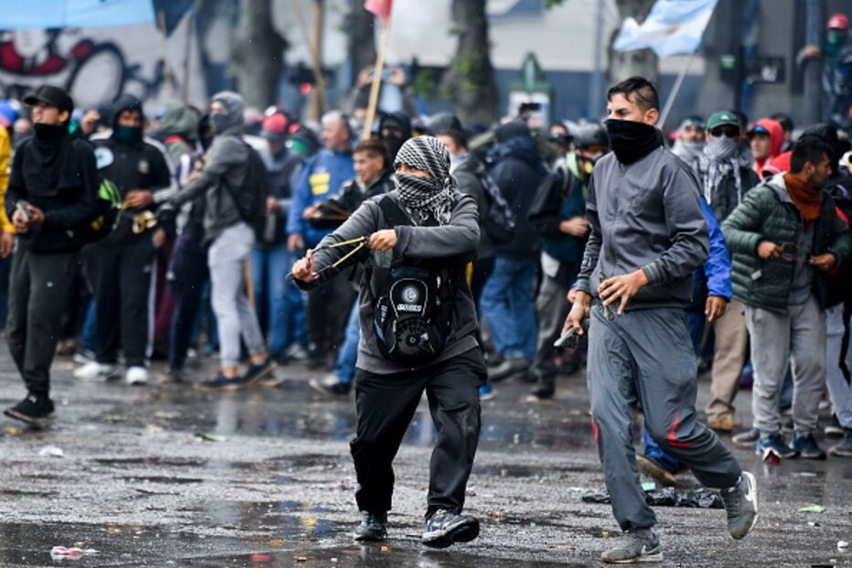Confrontos junto ao Parlamento argentino devido a orçamento de austeridade para 2019