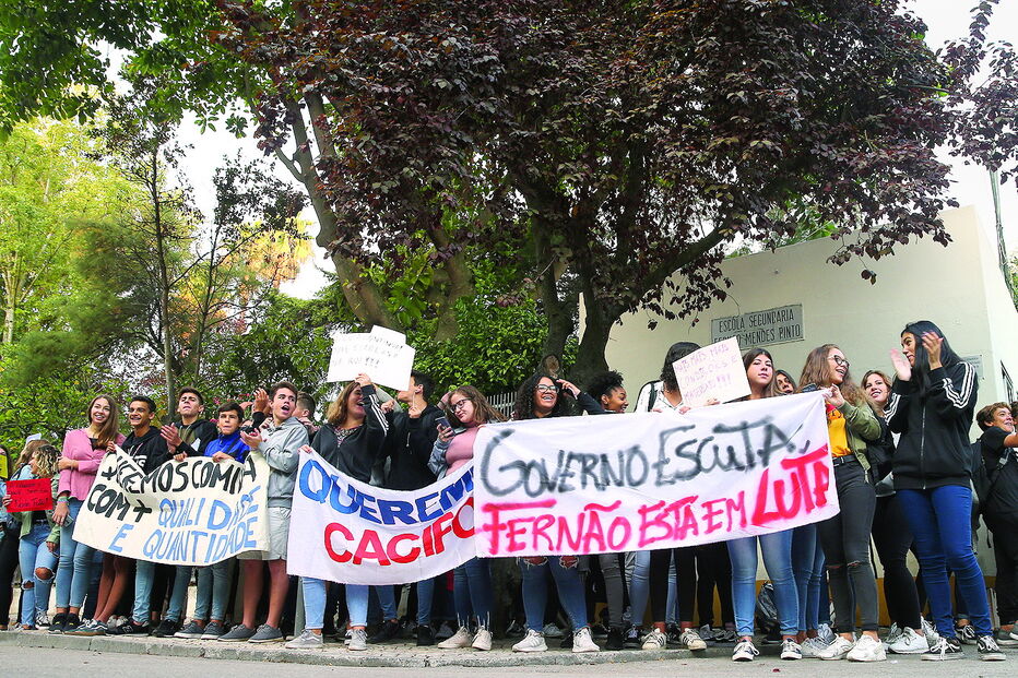 Alunos exigem melhor comida e mais auxiliares em Almada