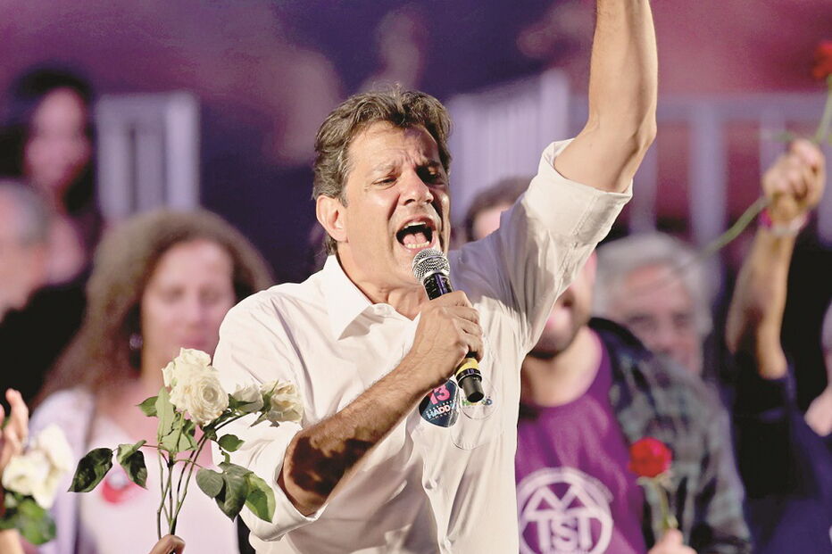 Haddad tentou travar a onda Bolsonaro com um comício no Rio de Janeiro em que teve palavras duras para o rival  