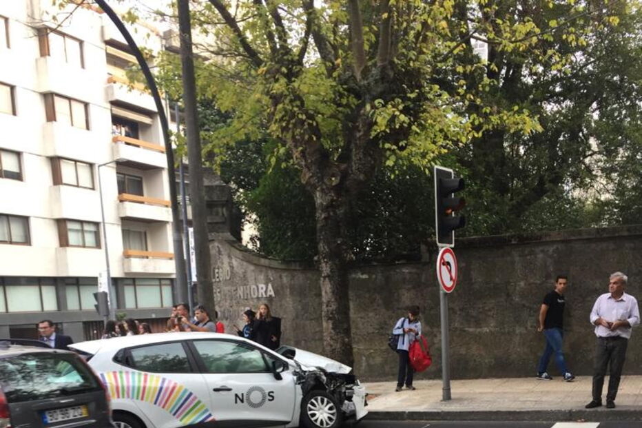 Acidente com autocarro no Porto causa dez feridos