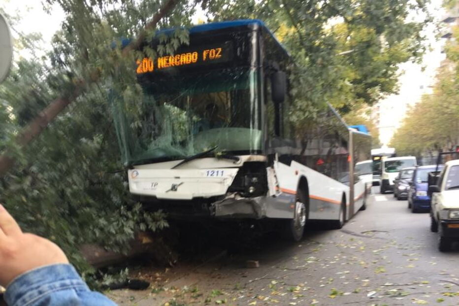 Acidente com autocarro no Porto causa dez feridos