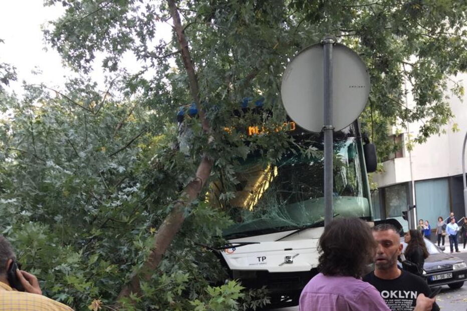 Acidente com autocarro no Porto causa dez feridos