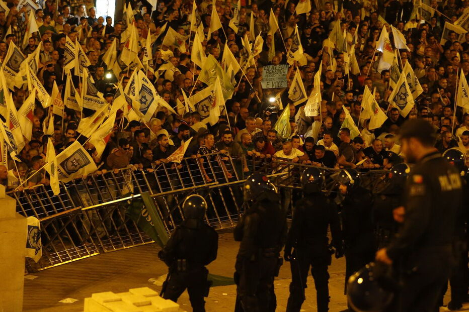 Tensão no Parlamento com polícias em protesto a levantarem barreiras