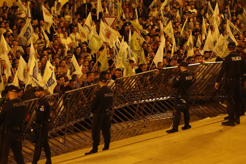 Tensão no Parlamento com polícias em protesto a levantarem barreiras