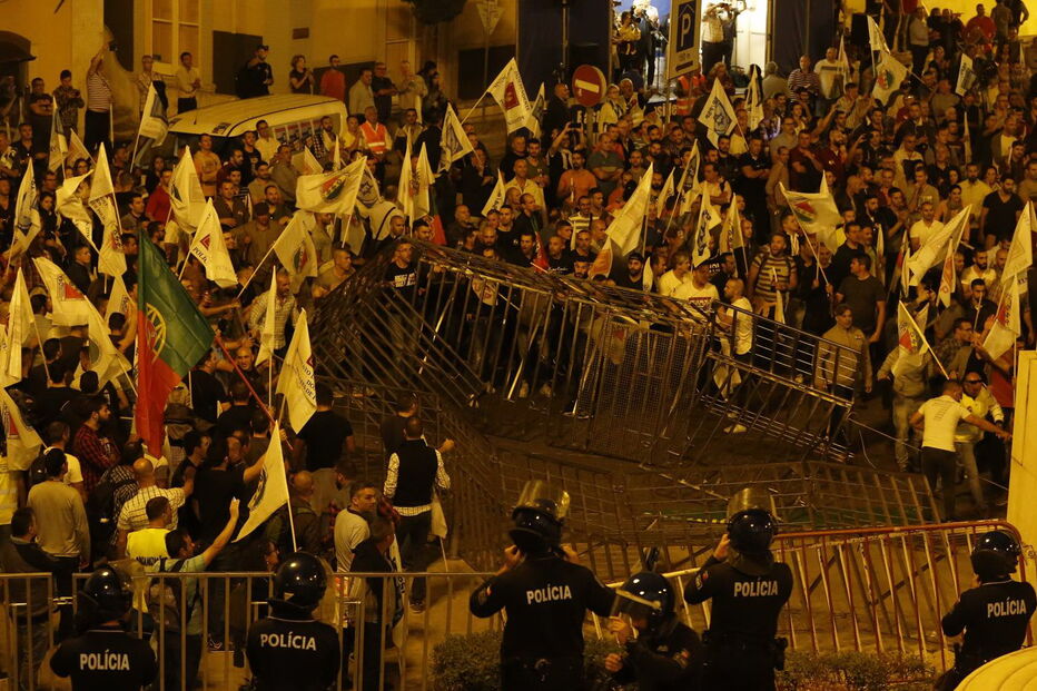 Tensão no Parlamento com polícias em protesto a levantarem barreiras