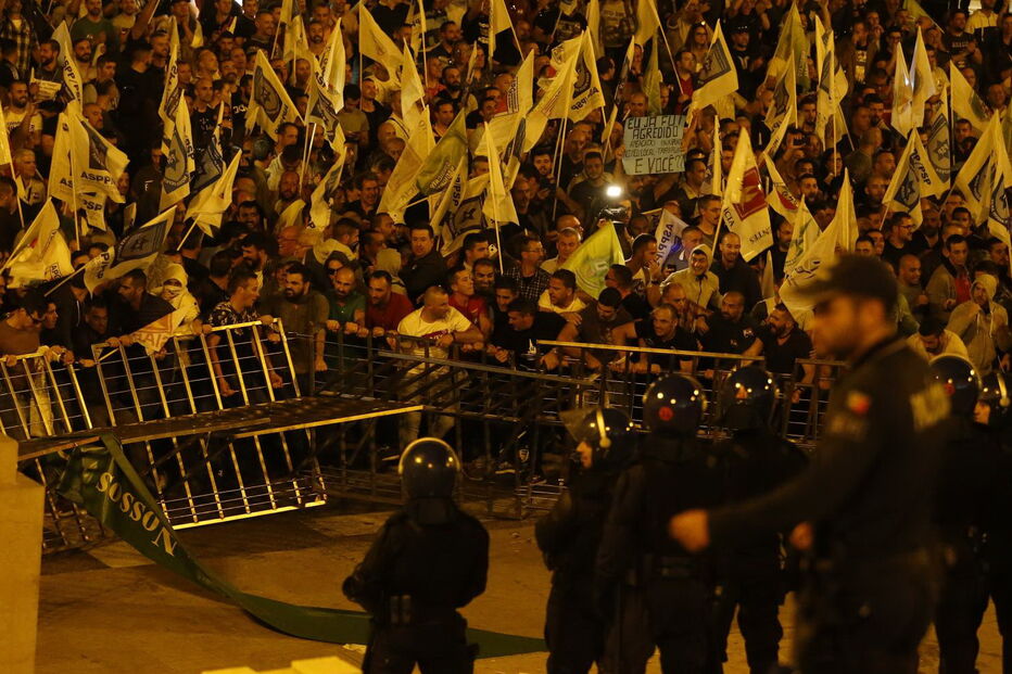Tensão no Parlamento com polícias em protesto a levantarem barreiras