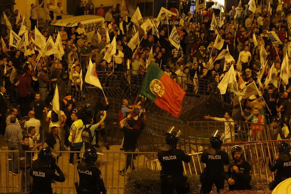 Tensão no Parlamento com polícias em protesto a levantarem barreiras
