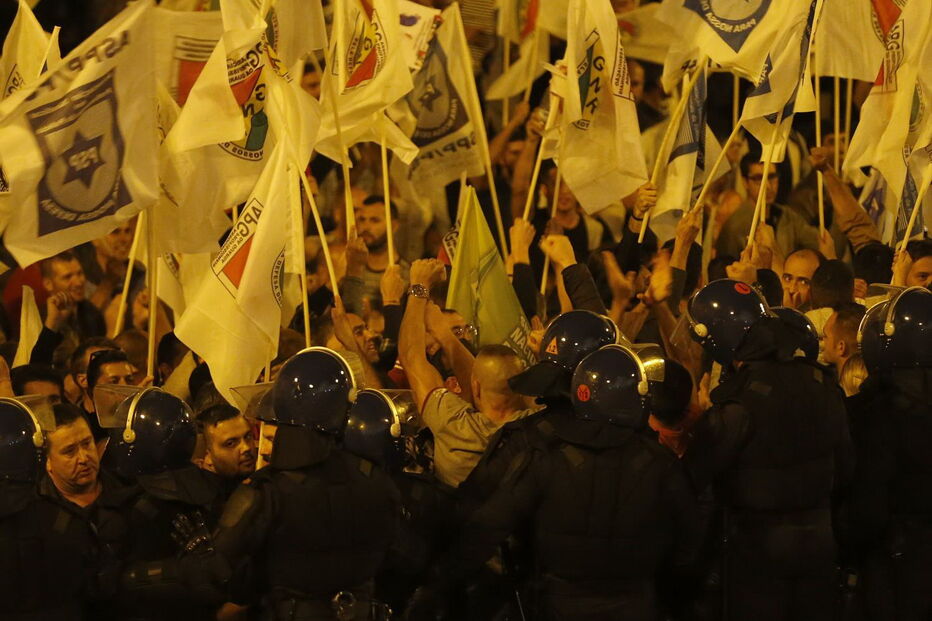 Tensão no Parlamento com polícias em protesto a levantarem barreiras