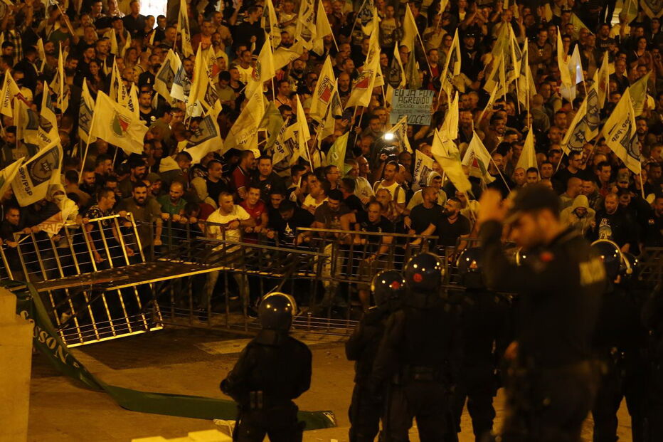 Tensão no Parlamento com polícias em protesto a levantarem barreiras