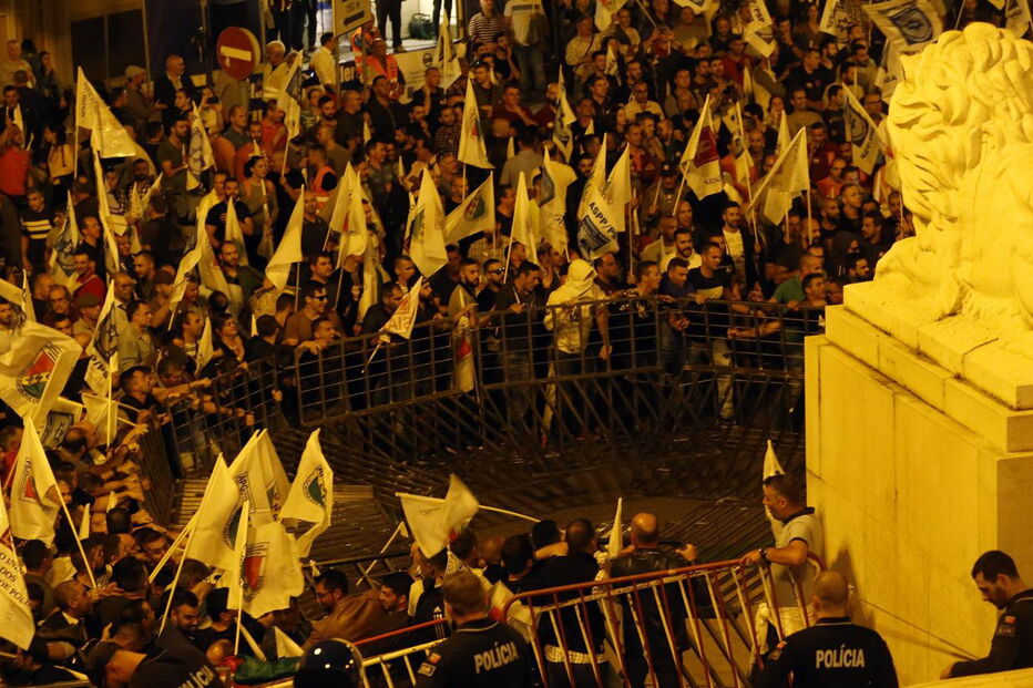 Tensão no Parlamento com polícias em protesto a levantarem barreiras