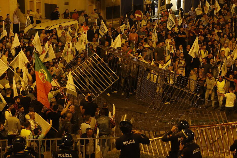 Tensão no Parlamento com polícias em protesto a levantarem barreiras