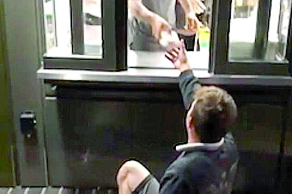 Jovem vai ao McDrive num carro de brincar  