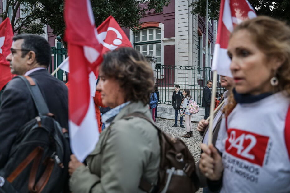 Escolas fechadas e hospitais a meio-gás marcam primeiras horas da greve