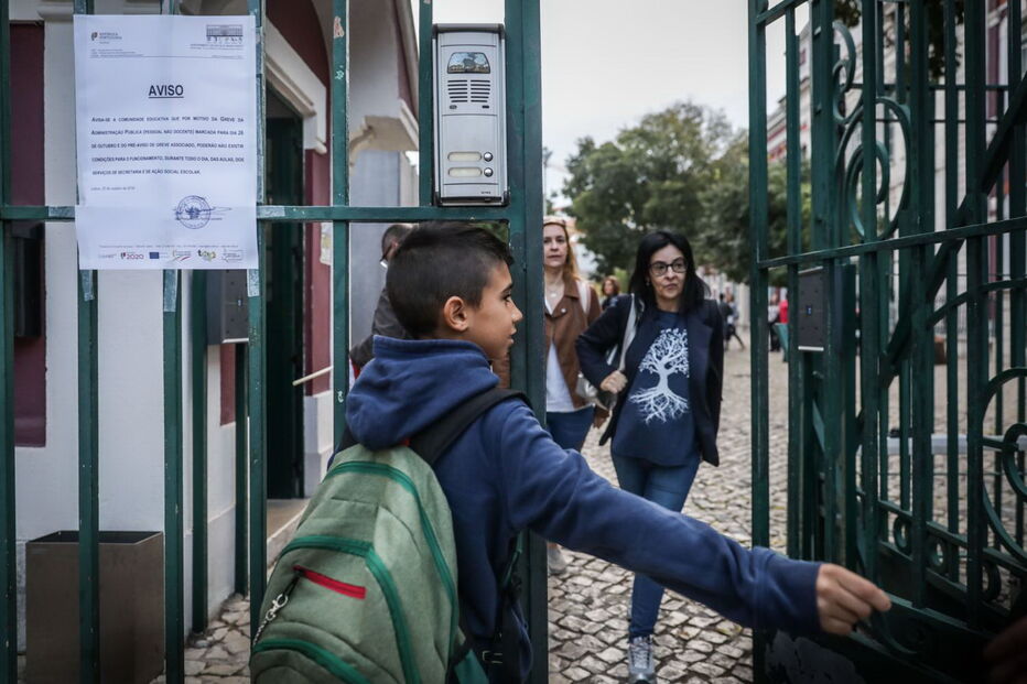 Escolas fechadas e hospitais a meio-gás marcam primeiras horas da greve