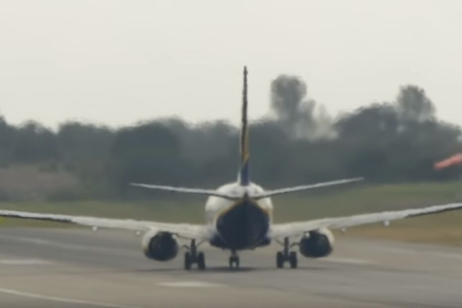 Avião da Ryanair descola 