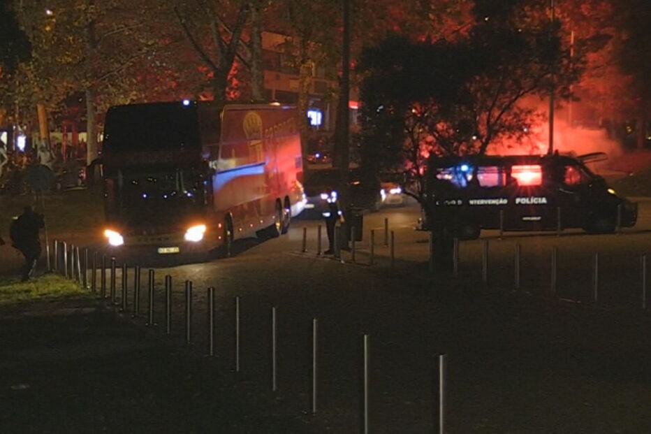 Autocarro do Braga à chegada a Guimarães