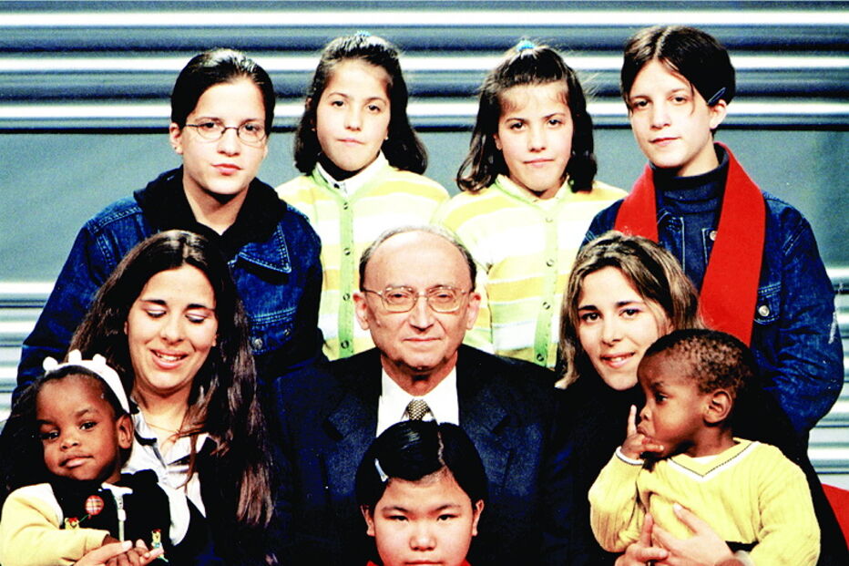 Gentil Martins com Tânia e Magda, de Lisboa (cirurgia de 1978), Maria e Liliana, de Valongo (1986), Eliana e Sandra, de Amarante (1989), Helena e José, de Moçambique (2009) e Leo Chin Ian, Macau (1989) 