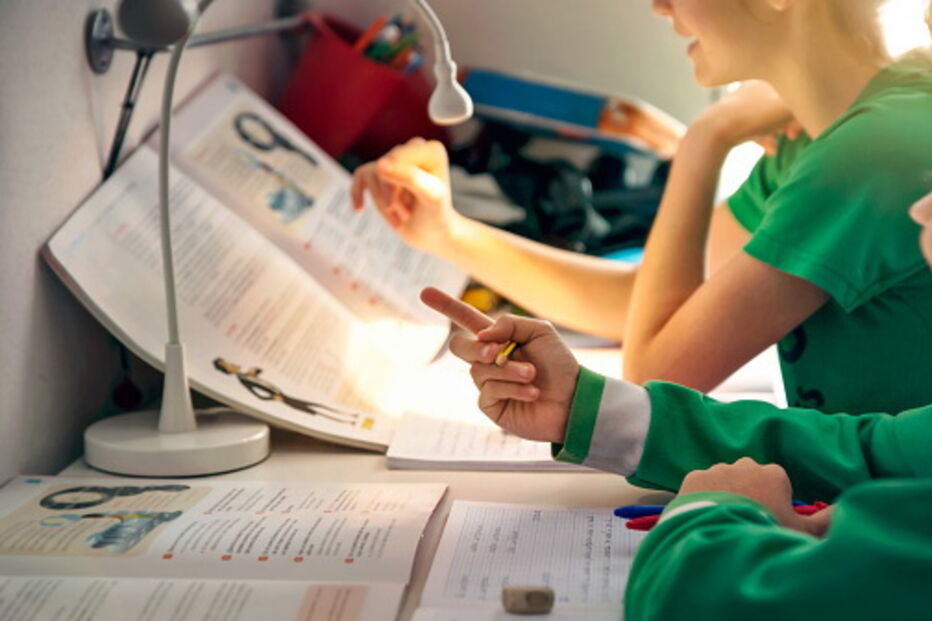 Criança liga para o 112 para pedir ajuda com os trabalhos de matemática