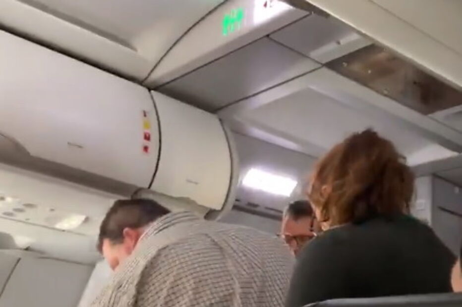 Passageiro descontrolado tenta abrir porta de avião prestes a descolar