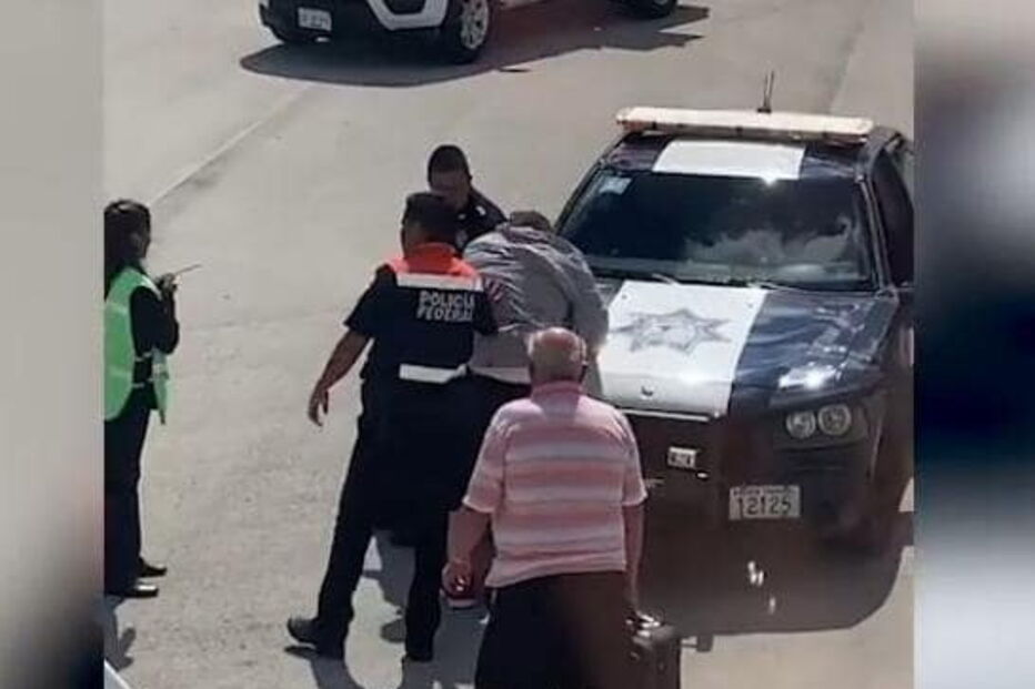 Passageiro descontrolado tenta abrir porta de avião prestes a descolar