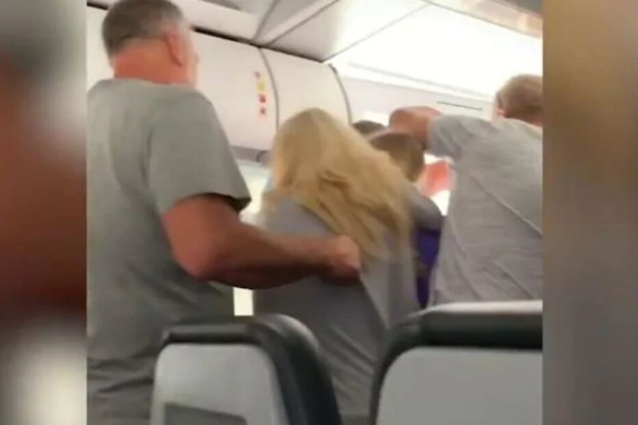 Passageiro descontrolado tenta abrir porta de avião prestes a descolar