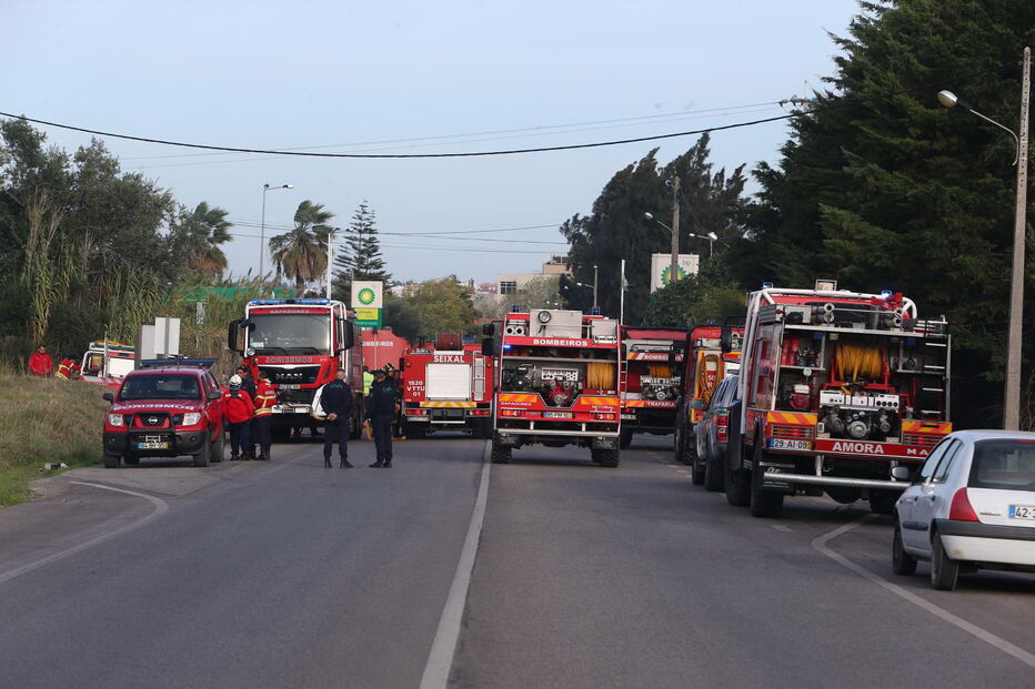 Incêndio perto de bomba de gasolina em Setúbal obriga ao corte da Estrada Nacional 10