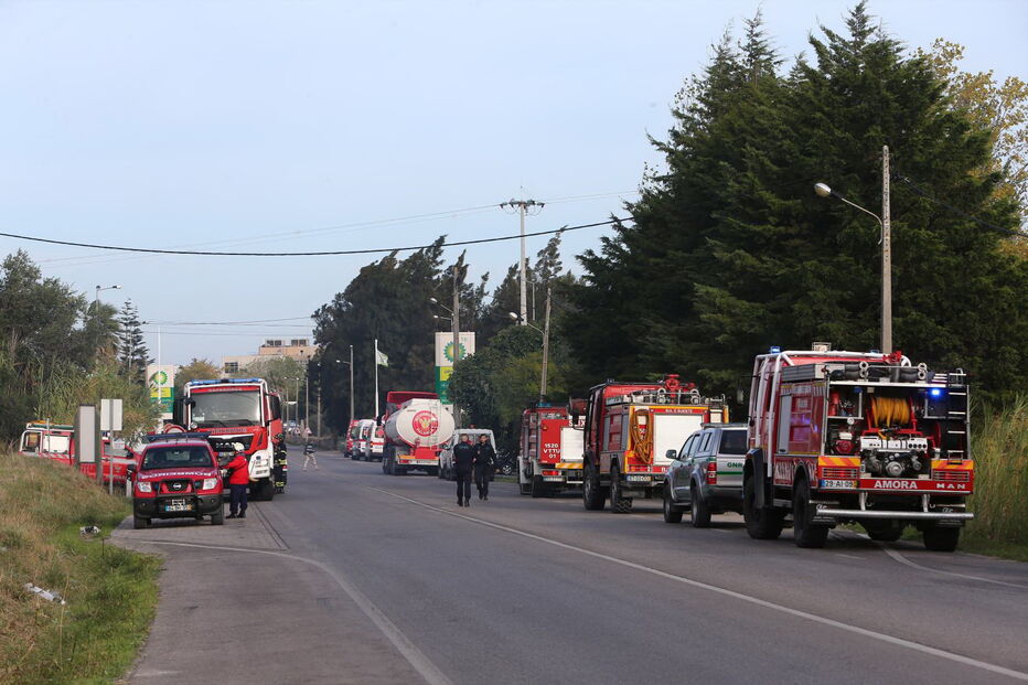 Incêndio perto de bomba de gasolina em Setúbal obriga ao corte da Estrada Nacional 10