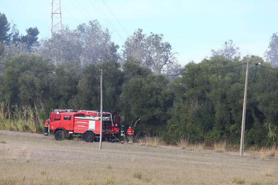 Incêndio perto de bomba de gasolina em Setúbal obriga ao corte da Estrada Nacional 10