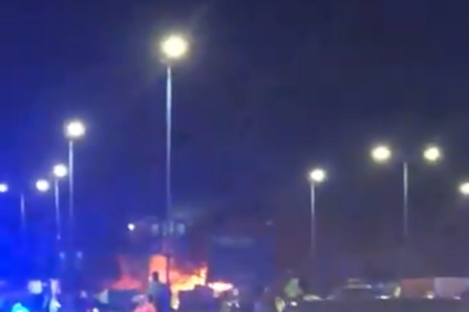 Helicóptero do dono do Leicester despenha-se e incendeia-se junto ao estádio