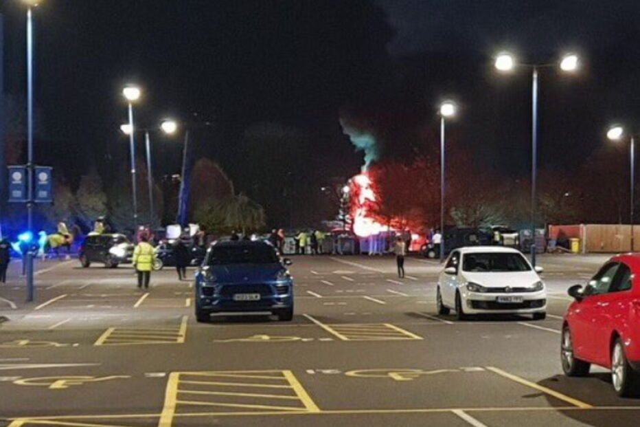 Helicóptero do dono do Leicester despenha-se e incendeia-se junto ao estádio