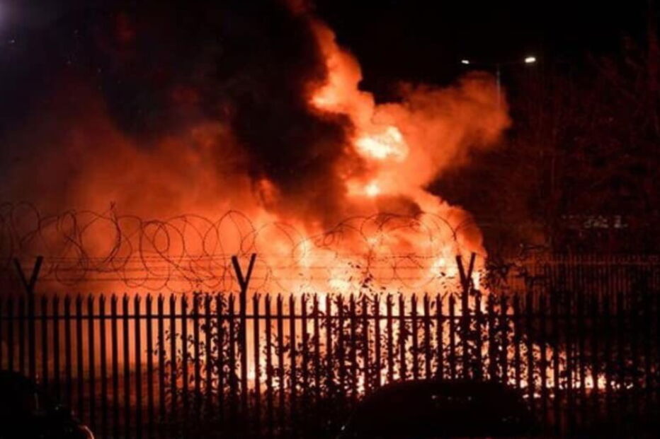 Helicóptero do dono do Leicester despenha-se e incendeia-se junto ao estádio