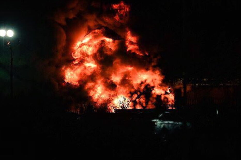 Helicóptero do dono do Leicester despenha-se e incendeia-se junto ao estádio