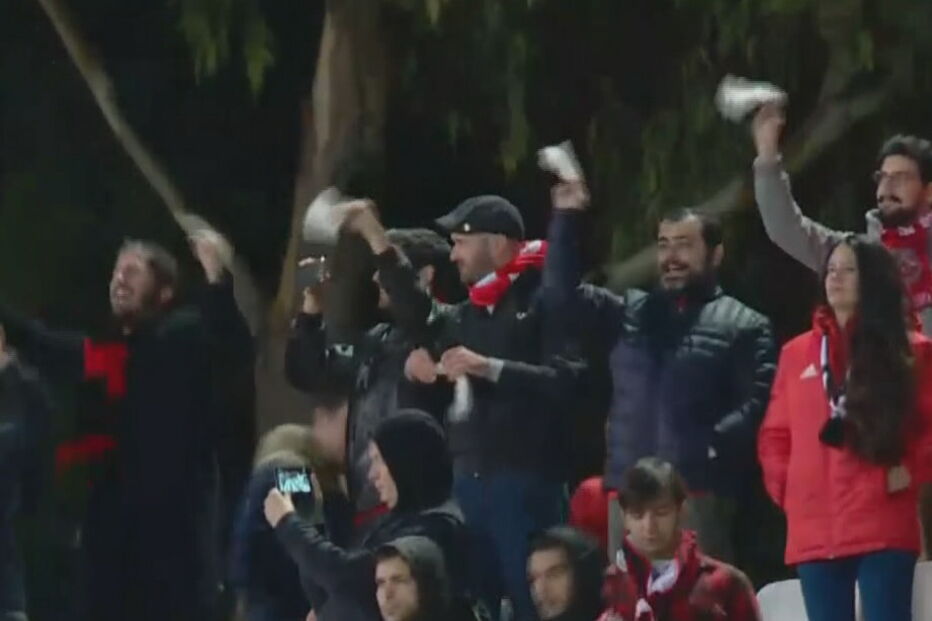 Adeptos assobiam e mostram lenços brancos a Rui Vitória após derrota do Benfica