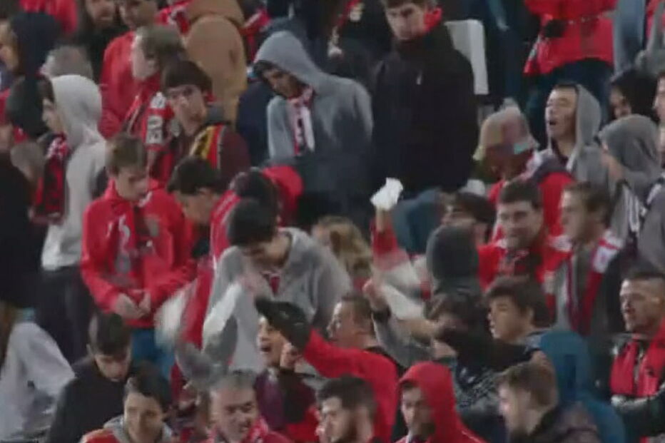 Adeptos assobiam e mostram lenços brancos a Rui Vitória após derrota do Benfica	