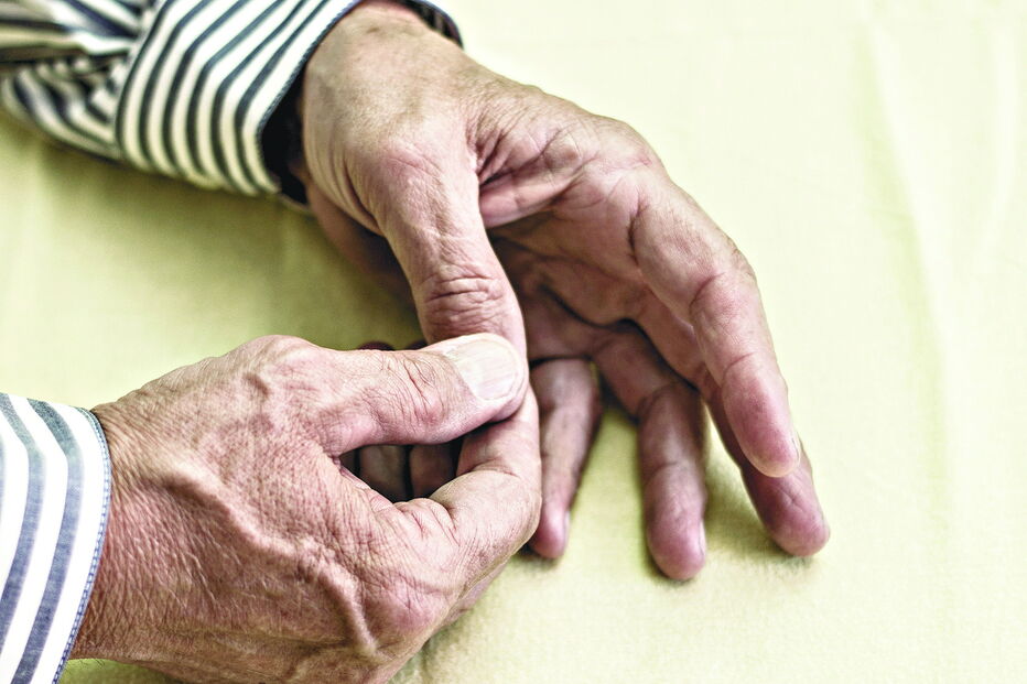 Pacientes  têm dor,  vermelhidão,  inchaço e, por vezes, pus