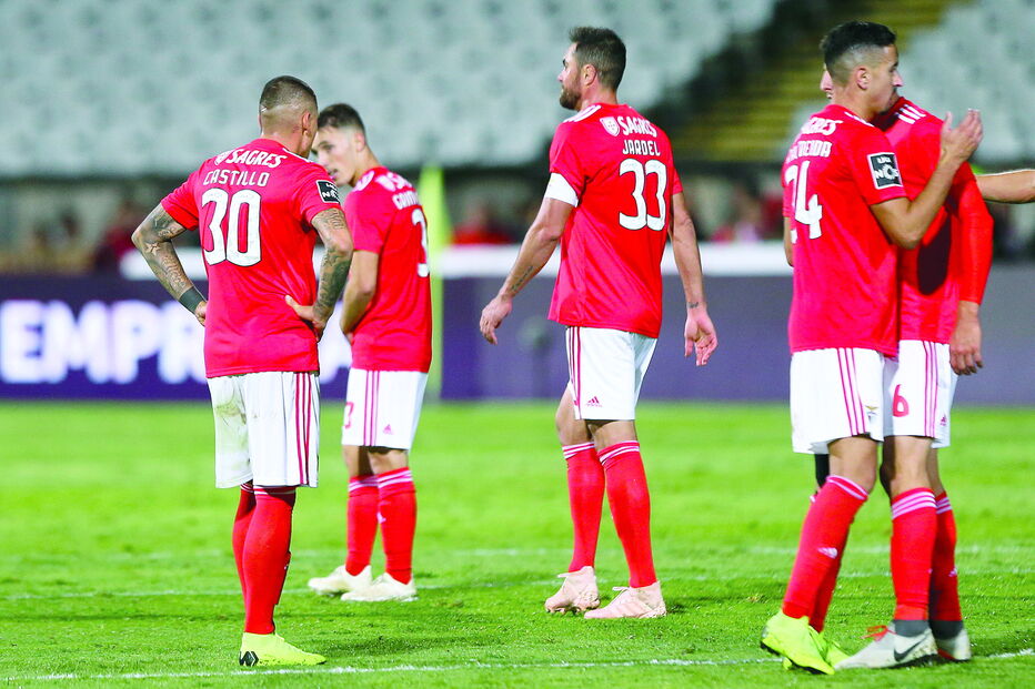 Jogadores do Benfica desiludidos com a derrota frente ao Belenenses