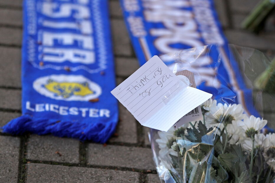 Adeptos do Leicester City deixam flores junto ao estáido onde helicóptero caiu