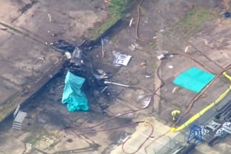Os destroços do helicóptero que caiu junto ao estádio do Leicester