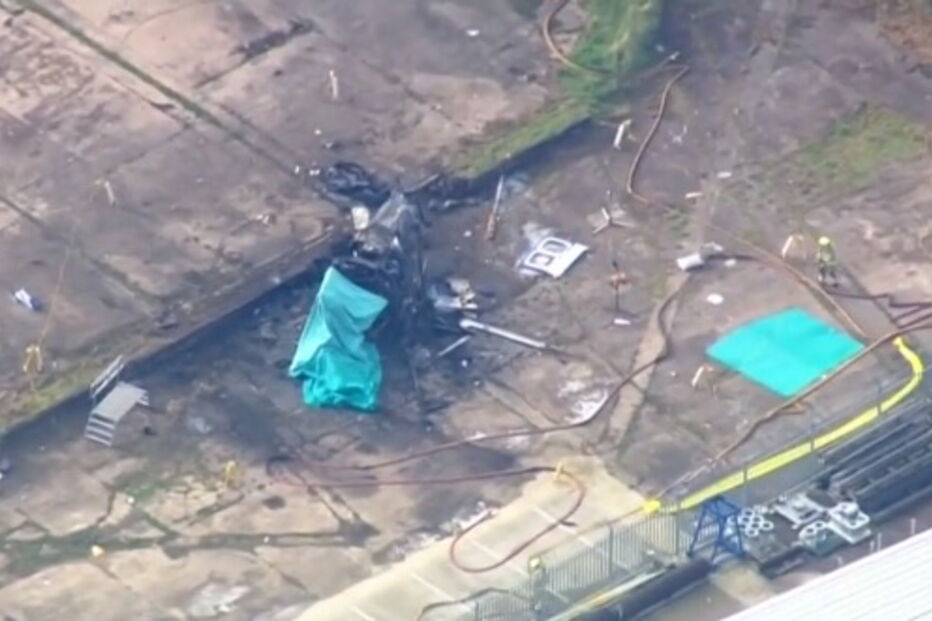 Os destroços do helicóptero que caiu junto ao estádio do Leicester