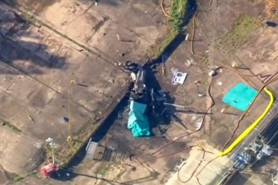 Os destroços do helicóptero que caiu junto ao estádio do Leicester