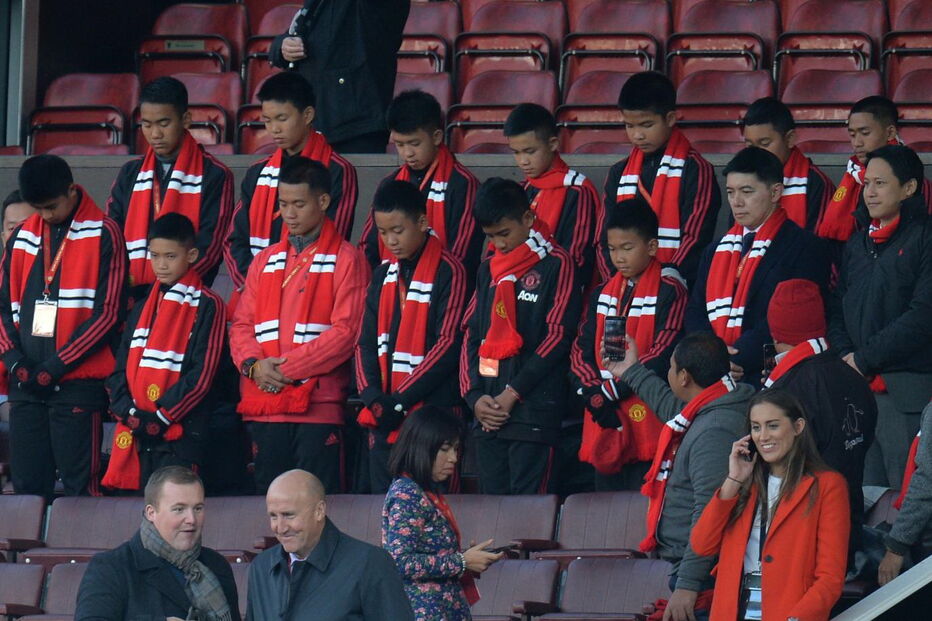 Jovens resgatados de gruta na Tailândia assistiram ao Manchester-Everton em Old Trafford