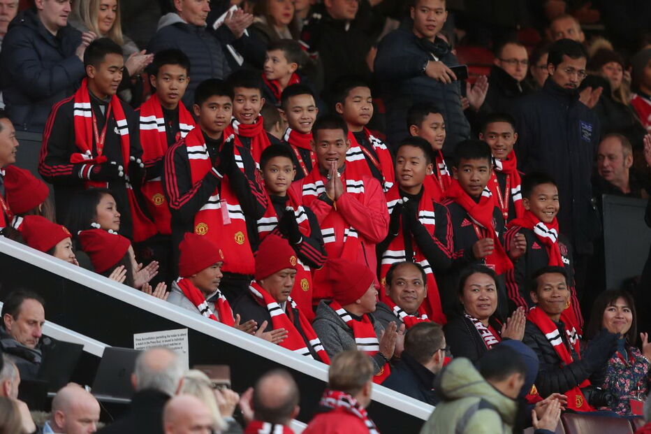 Jovens resgatados de gruta na Tailândia assistiram ao Manchester-Everton em Old Trafford