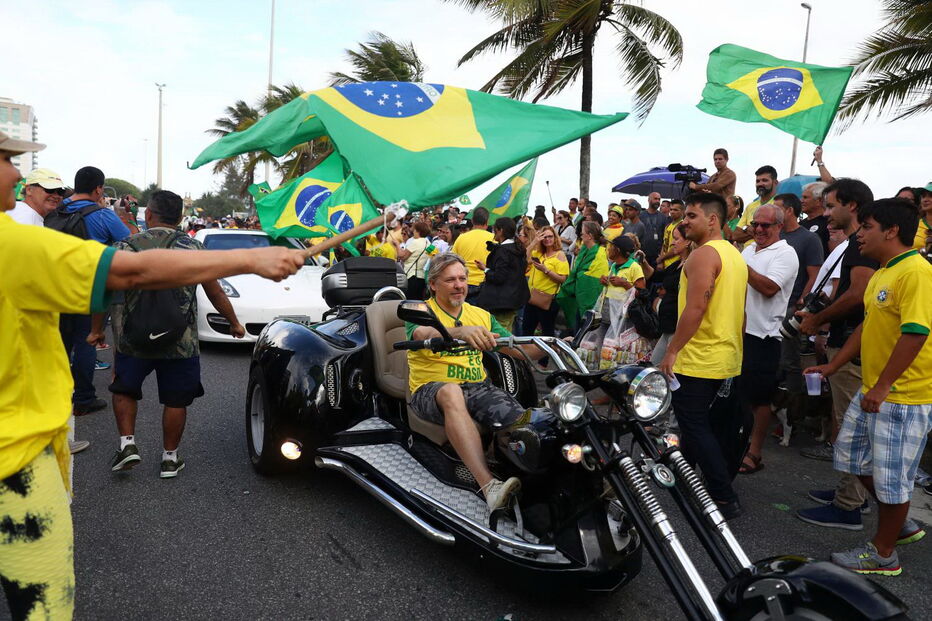 Apoiantes de Bolsonaro nas ruas à espera do resultado das eleições