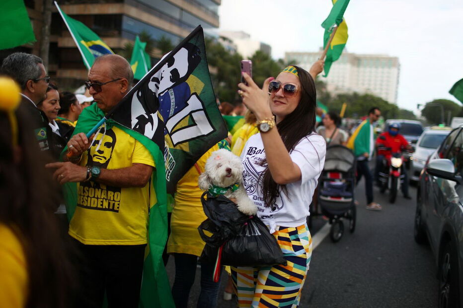 Apoiantes de Bolsonaro nas ruas à espera do resultado das eleições